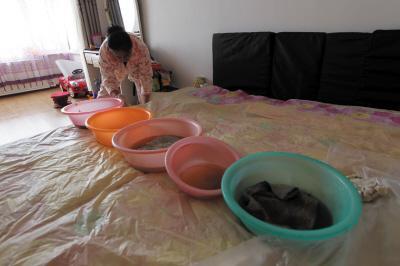 汉源楼上漏水，住户失联，小区没物管，业主维权难！律师来支招……